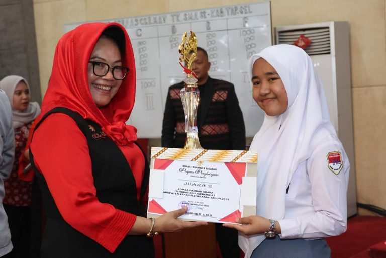 Bupati Hadiri Grand Final Lomba Cerdas Cermat dan Paduan Suara Tingkat SMA se-TapselTapanuli Sel (1)